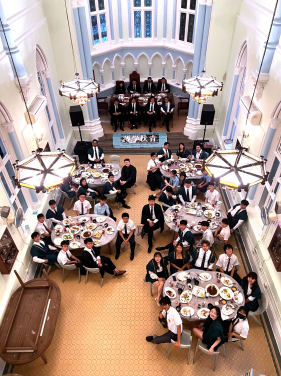 Mentees were invited to join the High Table at University Hall of HKU, where they learnt social etiquette in a formal setting within an elegant and solemn environment.